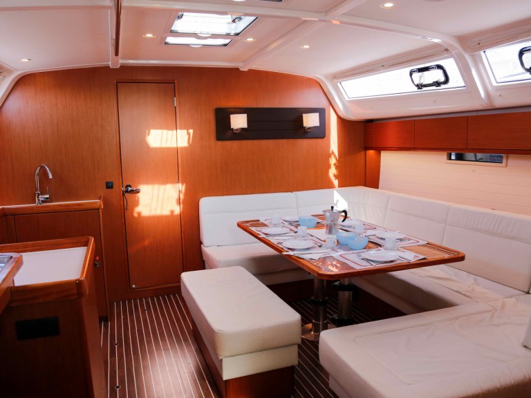 Hire Sailboat Bavaria with a boat licence