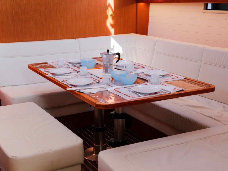 Sailboat to hire Portisco at the best price