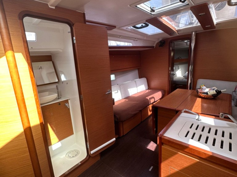 Sailboat to hire Alimos at the best price