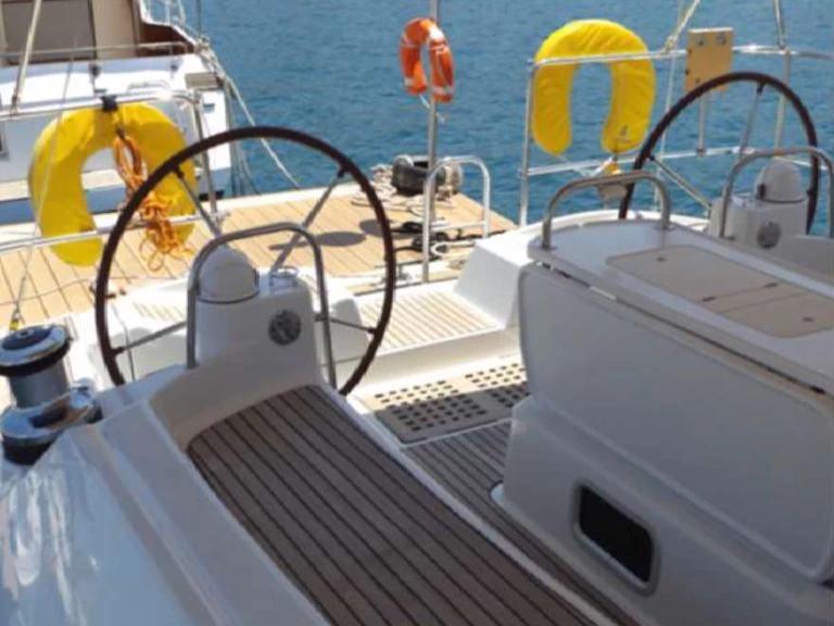 Hire Sailboat Jeanneau with a boat licence