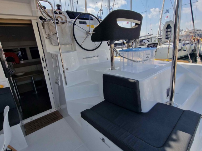 Hire Catamaran Lagoon with a boat licence
