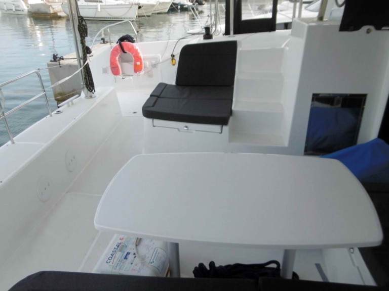 Hire Catamaran Lagoon with a boat licence