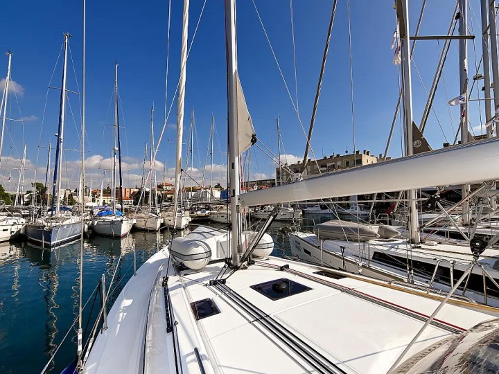 Hire a Bénéteau Oceanis 40.1 Zadar