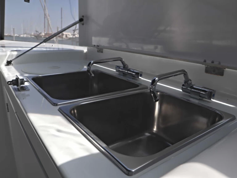 Hire Sailboat Jeanneau with a boat licence