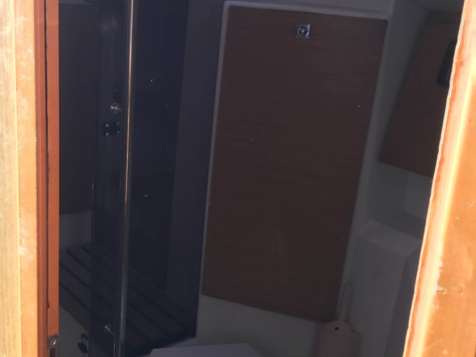 Hire Sailboat Jeanneau with a boat licence