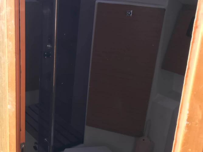 Hire Sailboat Jeanneau with a boat licence