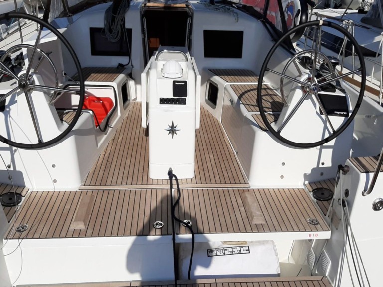Hire Sailboat Jeanneau with a boat licence