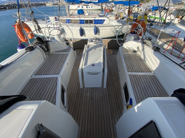 Hire a Jeanneau Sun Odyssey 410 Lefkáda