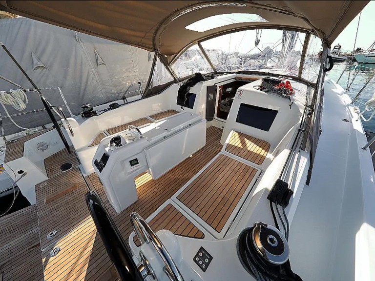 Hire Sailboat Jeanneau with a boat licence