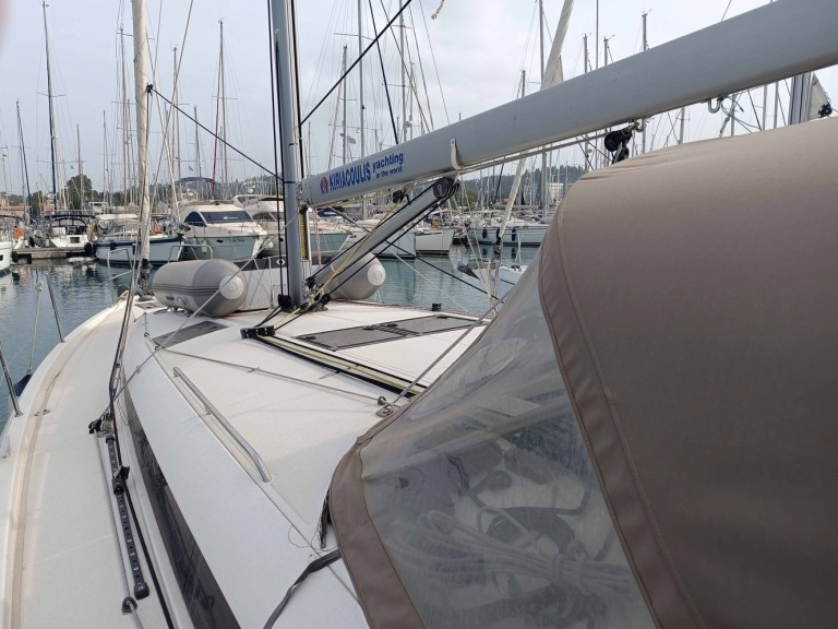 Hire Sailboat Jeanneau with a boat licence