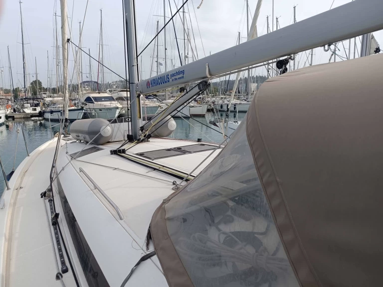 Hire Sailboat Jeanneau with a boat licence