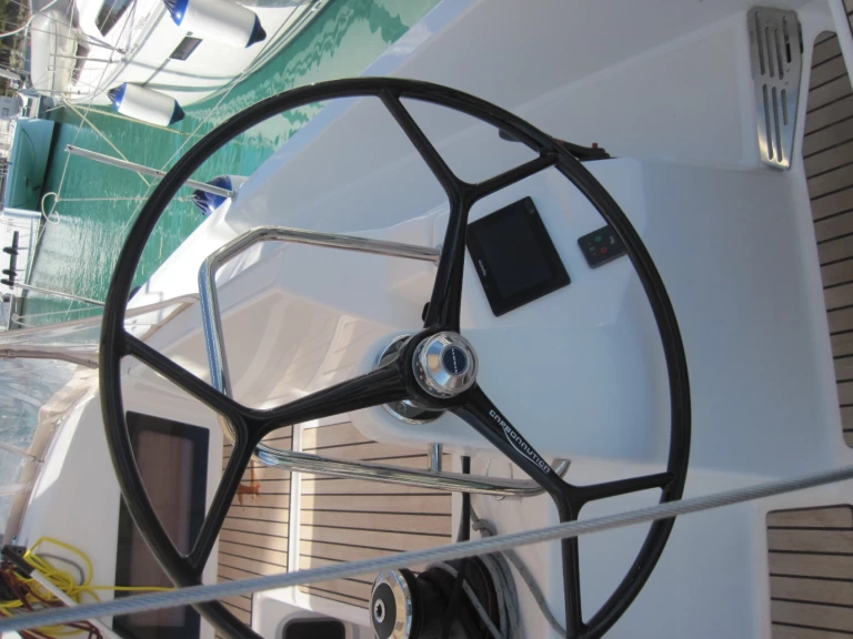 Hire Sailboat Jeanneau with a boat licence