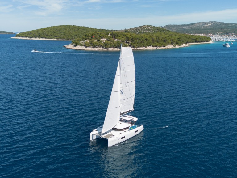 Hire Catamaran Lagoon with a boat licence