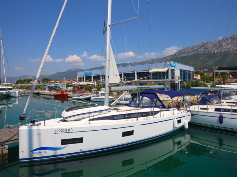 Hire Sailboat Bavaria with a boat licence