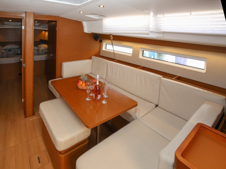 Hire Sailboat Jeanneau with a boat licence