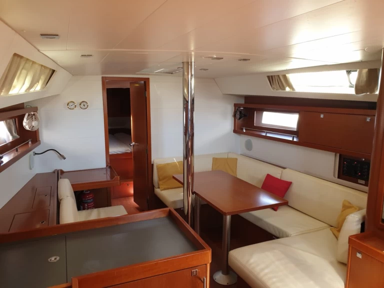 Sailboat to hire Alimos at the best price