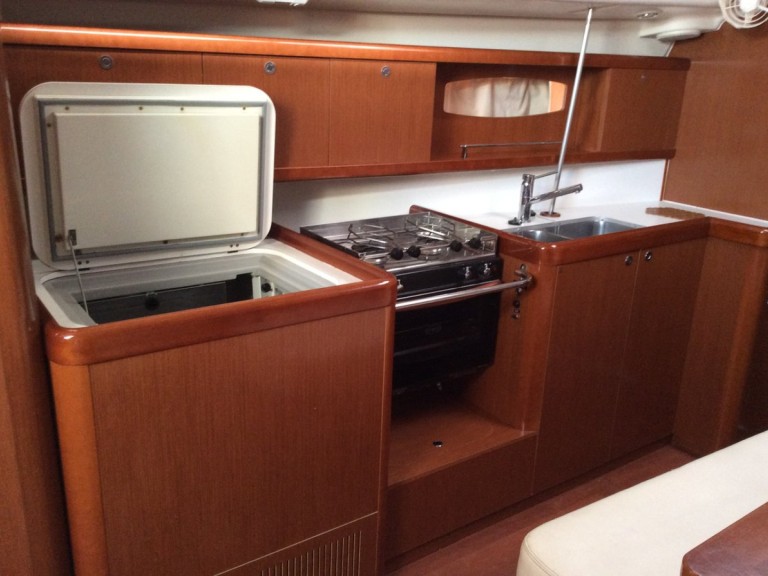 Charter a Bénéteau Oceanis 43 in Alimos on Samboat