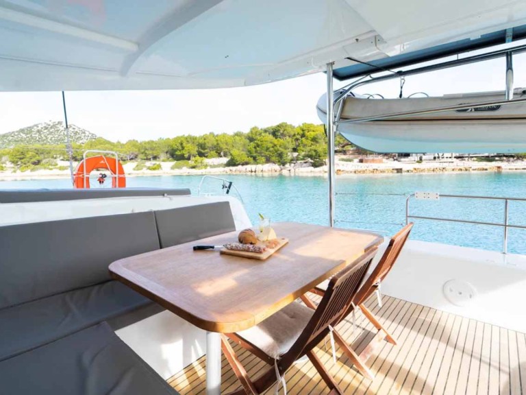 Charter a Lagoon Lagoon 42 in Pomer on Samboat
