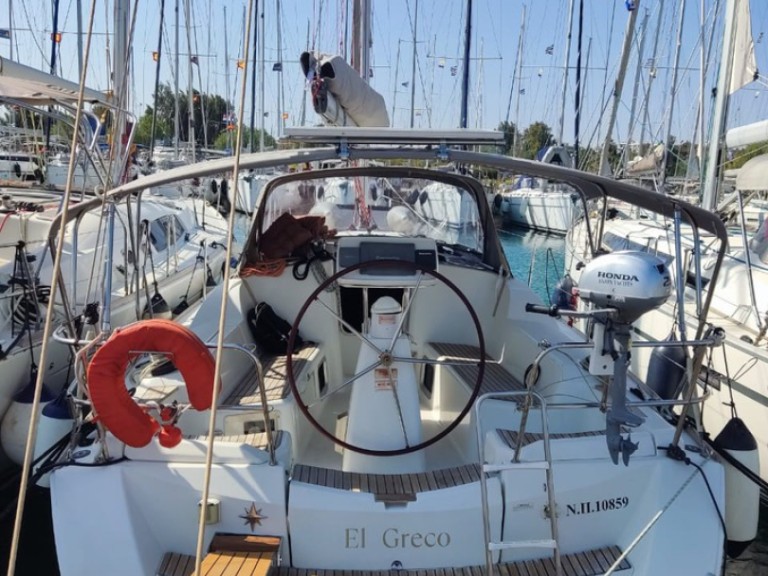 Hire Sailboat Jeanneau with a boat licence