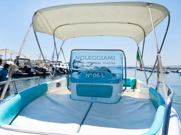 Hire Motorboat Coverline with a boat licence