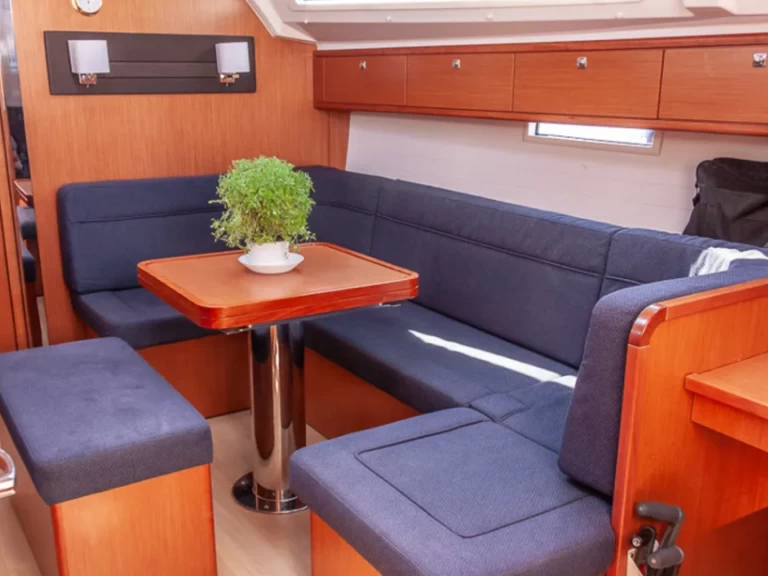 Charter a Bavaria Cruiser 41 in Lefkáda on Samboat