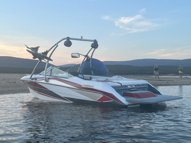 Hire Motorboat Régal with a boat licence