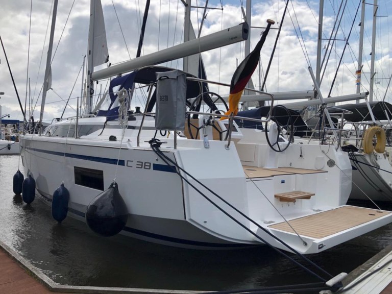 Charter a Bavaria Bavaria C38 in Lemmer on Samboat