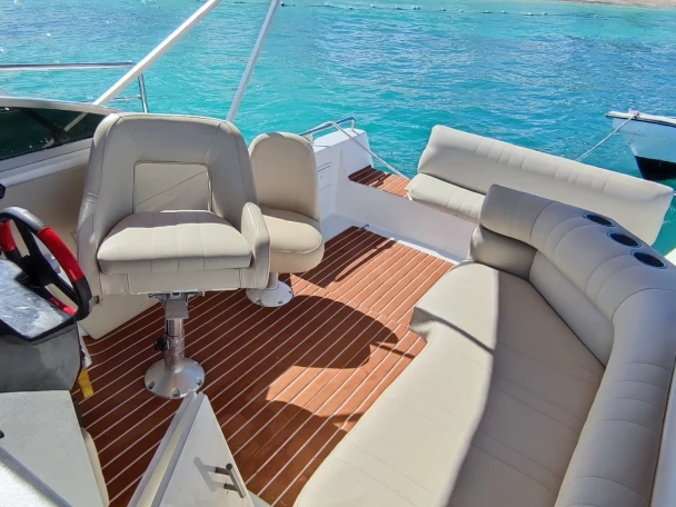 Hire Motorboat Rinker with a boat licence