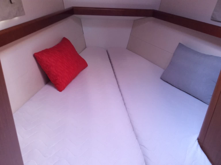 Charter a Bénéteau Oceanis 43 in Alimos on Samboat