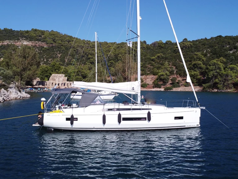 Bénéteau Oceanis 40.1 charter bareboat or skippered in  Alimos