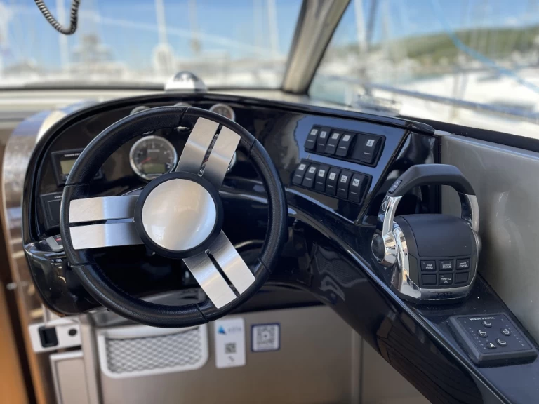 Hire Motorboat Grginić with a boat licence