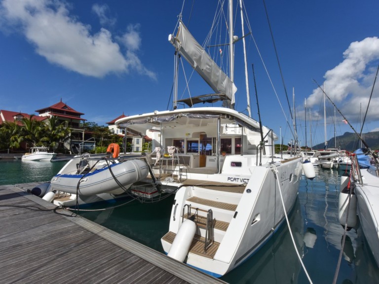 Hire Catamaran Lagoon with a boat licence