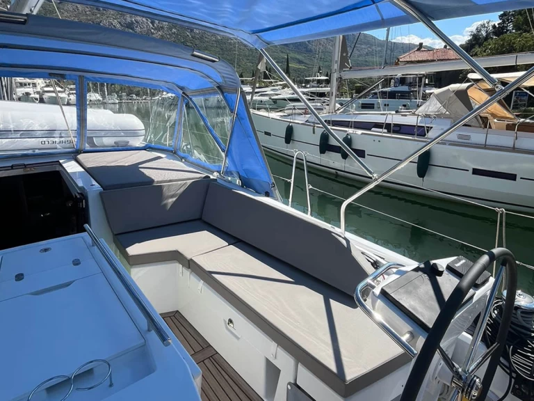 Hire Sailboat Bénéteau with a boat licence