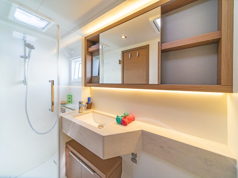 Hire Catamaran with or without skipper Lagoon Lefkáda