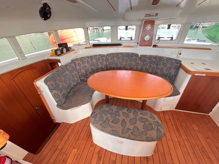 Yacht hire Airlie Beach cheap Lagoon 380