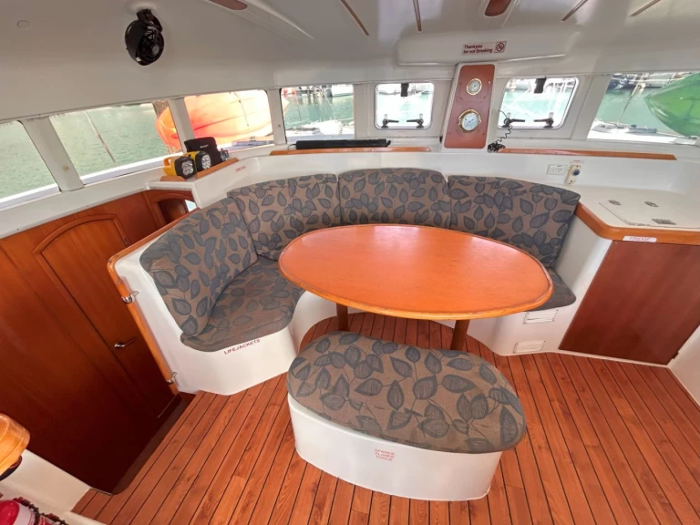 Yacht hire Airlie Beach cheap Lagoon 380