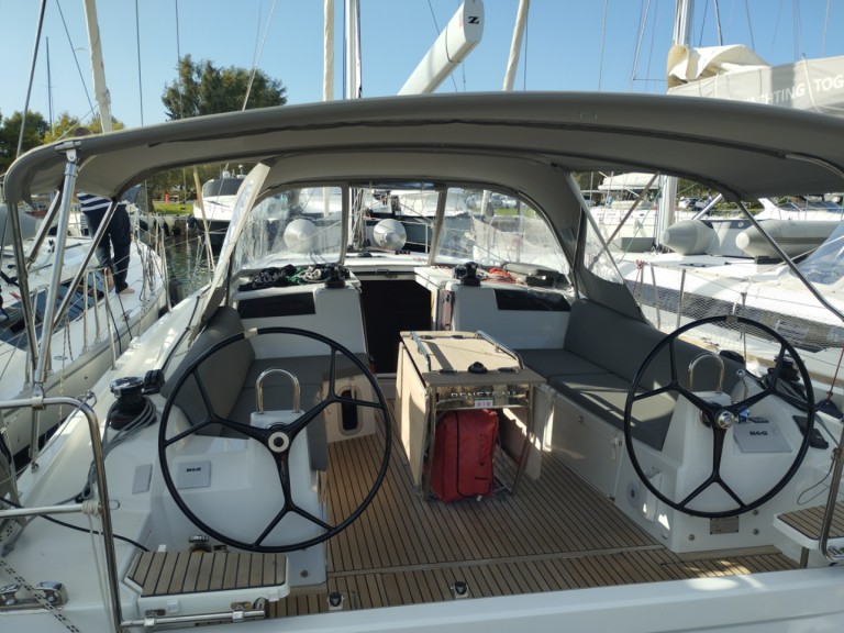 Yacht hire Alimos cheap Oceanis 40.1