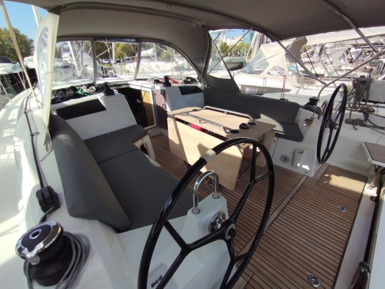 Charter a Bénéteau Oceanis 40.1 in Alimos on Samboat