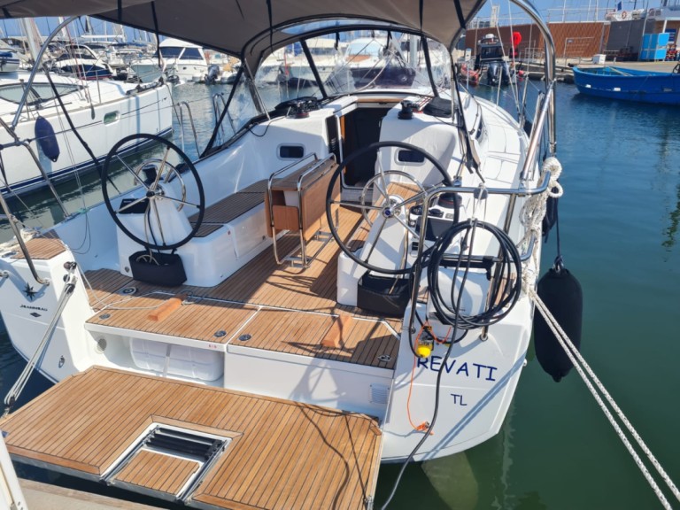 Charter a Jeanneau Sun Odyssey 350 in Hyères on Samboat