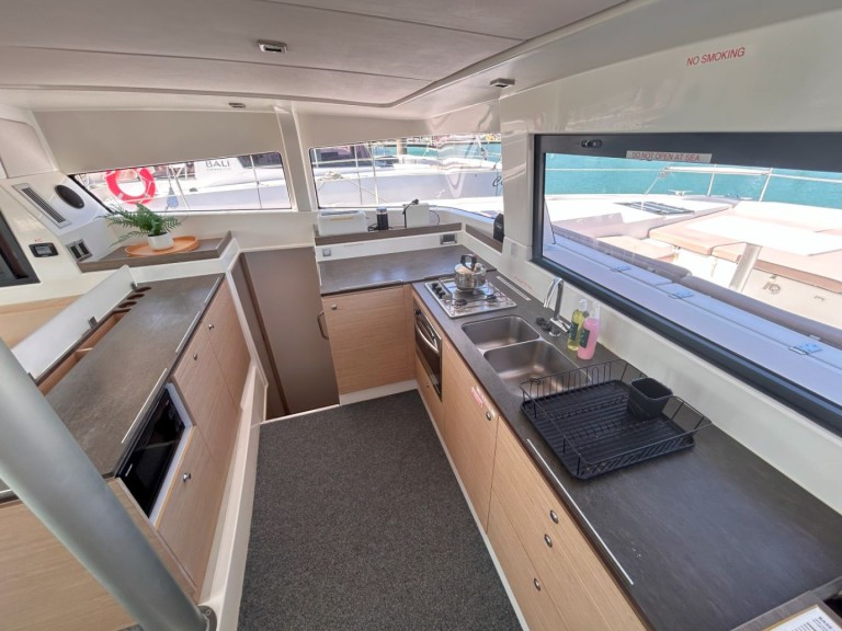 Yacht hire Airlie Beach cheap Bali 4.3