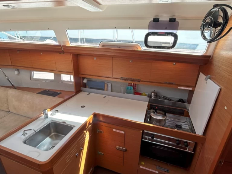 Sailboat to hire Airlie Beach at the best price