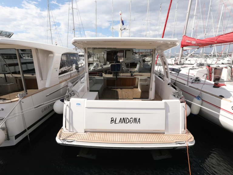 Hire Luxury Yacht Greenline Yachts with a boat licence