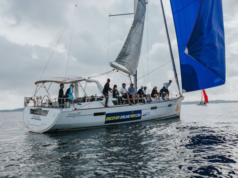 Charter a Bénéteau Oceanis 45 in Ao Po on Samboat
