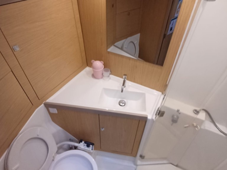 Charter a Bénéteau Oceanis 45 in Ao Po on Samboat