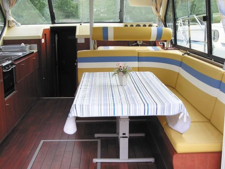 Hire Canal boat Sedan with a boat licence