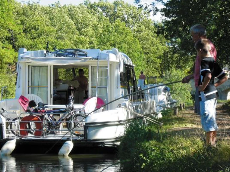 Canal boat hire in Joigny - Sedan 1010