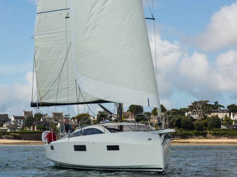 Hire Sailboat with or without skipper RM La Trinité-sur-Mer