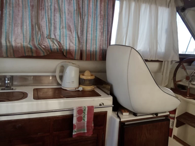 Hire Motorboat Rodman with a boat licence