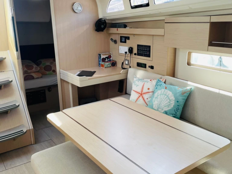 Hire a Bénéteau Oceanis 40.1 Primošten