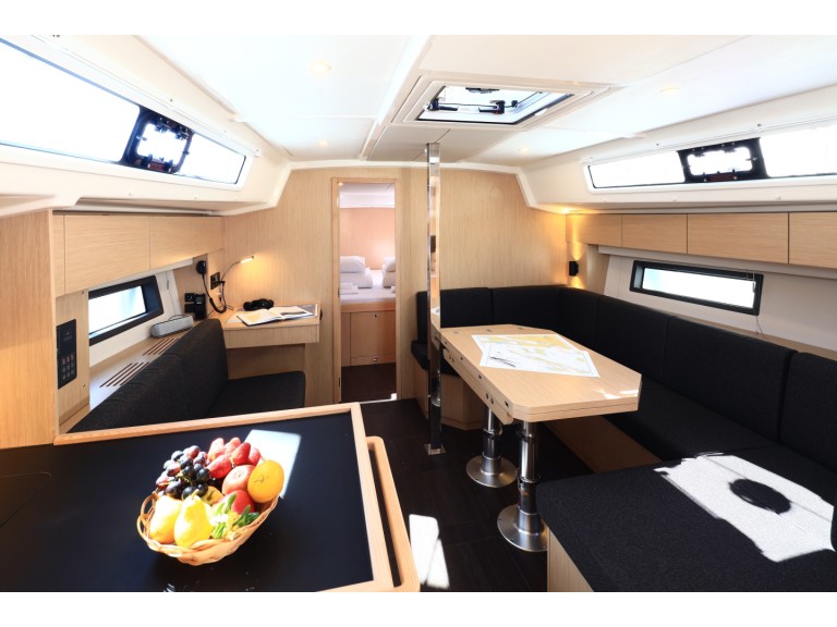 Charter a Bavaria Bavaria C42 in Zadar on Samboat